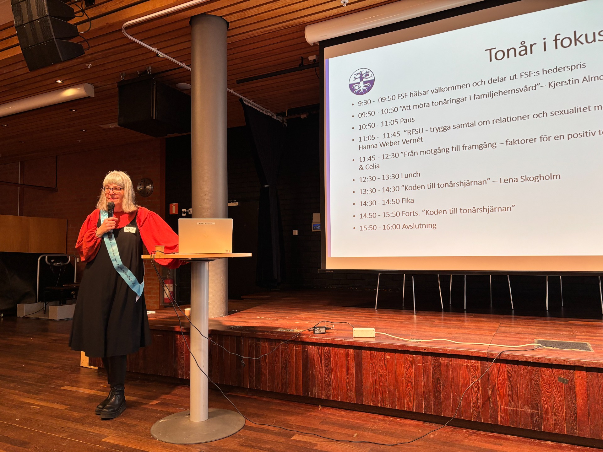 Ordförande Karin Thyselius välkomnar oss alla